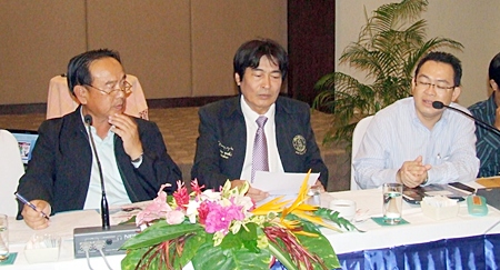 (L to R) New PBTA President Wiwat Pattanasin, Deputy Mayor Ronakit Ekasingh and Thanes Supornsaharungsri, PBTA’s chief advisor discuss important matters affecting Pattaya.