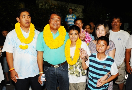 Nakhon Phonlookin (left) and Morakot Noohuang (2nd left) celebrate their wins with their families and team supporters.