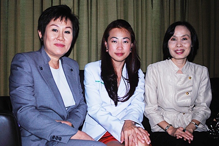 (L to R) Mayuree Suthiratanaporn (Patient Care Group Manager of Group 4), Dr. Piyaporn Thiprat (Mass Casualty Incident Management), and Ubon Yeeheng (Lecturer at the Narenthorn Center) update doctors and nurses on emergency medical techniques and technology