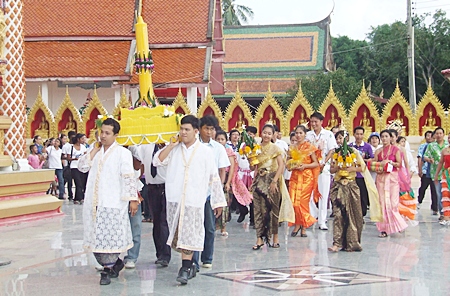 The group performs the Wien Thien, circling the temple 3 times before entering to pray. 