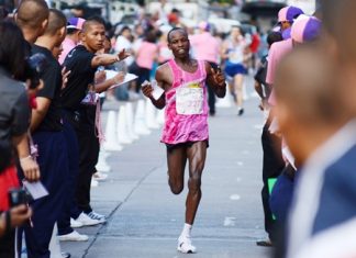 Lawrence Kiptoo Saina from Kenya crosses the line to win the men’s 2011 Pattaya Asian King’s Cup Marathon.