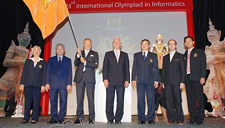 Presentation of the IOI Flag by president of IOI, Arturo Cepeda to Dr. Giuseppe Colosio, chairman of the IOI Italy Committee.