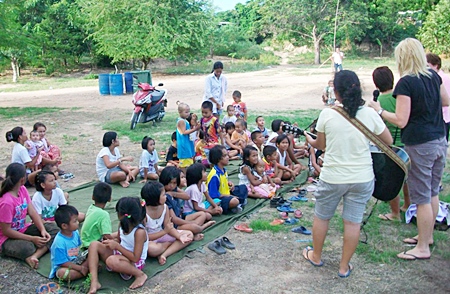All Thai children can sing.