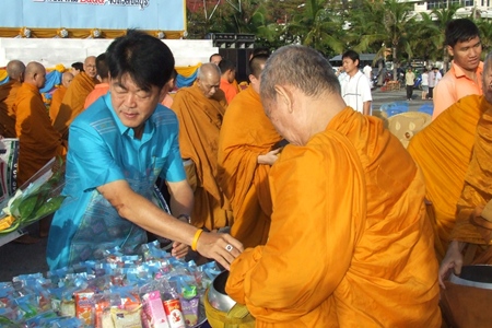 Chonburi Governor Wichit Chatpaisit leads people in Chonburi in making merit by offering dry food to 80 monks.