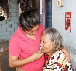 A kind-hearted citizen comforts La-ong Aramsuwan until help arrives.