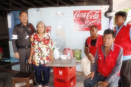 Police officer Ngernpruen Boonserm (left), motorbike taxi driver Vim Chanhorn (right) and friends assist La-ong Aramsuwan (2nd left) in her time of need. 