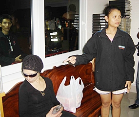 Clerk Supansa Khamsai points to the accused shoplifter, Amanda Agosti.