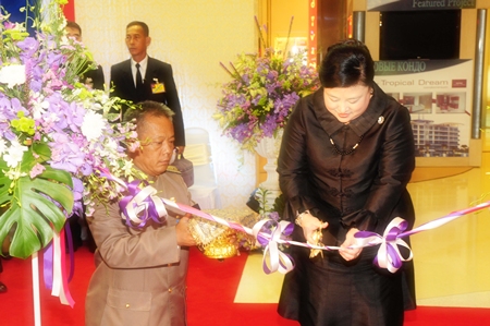 HRH Princess Soamsawalee cuts the ribbon to open the cervical cancer protection exhibition at Central Festival Pattaya Beach. 
