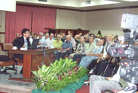 Chief Justice Visit Sriphibun addresses a gathering of expats, explaining some of the nuances of Thai law. 