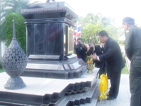 Chief Judge of Pattaya Provincial Court Suphian Jungkriangkrai presides over the commemoration day for Prince Rapee Pattanasak, the Father of Thai Law and leads officials in wreaths laying at the monument. 