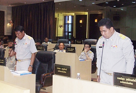 The newly elected members Morakot Noohuang (left) and Nakhon Phonlookin (right) state their pledge to act under the Public Administration Act of Pattaya 2009. 