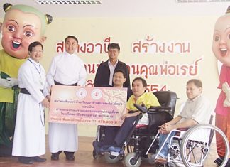 Narin Sirimanathorn (front, 2nd right), president of the Fr Ray Redemptorist Vocational School Alumni Association, presents the initial donation of 450,000 baht to go towards building a new Redemptorist Vocational School in Nong Khai.