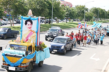 Organizers of Sattahip’s Ban Tao Tan anti-drug program hold a small parade to thank HM the Queen for supporting their cause. 