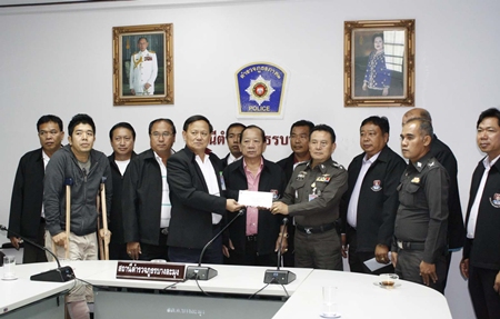 Top police officials award 30,000 baht each to two Banglamung police officers in compensation for injuries sustained in a late night shooting and the subsequent arrest of suspects Surachat “Tam Nakrob” Kaewchingduang and Aris “Kai” Wangweng. 
