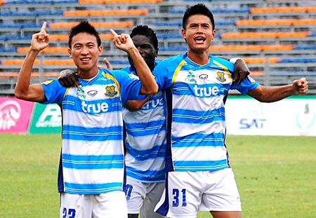 Goalscorer Kritsana Taiwan (left) celebrates with teammates O.J. Obatola (center) and Parinya Saenkhammuen (right) after putting Pattaya United two-up against Thai Port FC at the Pat Stadium in Bangkok last Sunday, July 31.  (Photo/Ariyawat Nuamsawat) 