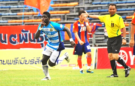 O.J. Obatola (left) celebrates after giving Pattaya United the lead in their match against Thai Port FC at the Pat Stadium in Bangkok, Sunday, July 31. (Photo/Ariyawat Nuamsawat) 