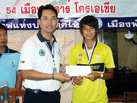 Siriporn Kaewduangngak or “Nong Dao” (right), sporting her silver medal, accepts a Sports Authority of Thailand scholarship donation from Pattaya City Mayor and acting President of the Thailand Windsurfing Association, Itthipol Khunplome (left). 