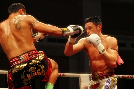 Saiyok Pumpanmuang from Thailand (left) takes on Australia’s Bruce Macfie during the Grand Opening of the second Thailand vs Challenger (2011) Series held at River City Hall, Bangkok on Saturday, July 23.