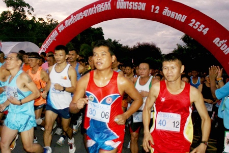 More than 3,000 people turn out in Sattahip to walk and run for HM Queen Sirikit’s birthday. 