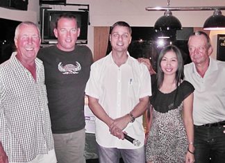 Tuesday’s flight winners, Tony Duthie, Mark Slinn, and Yui & Pierre Bietry, pose for a photo with MC Russell (standing centre).