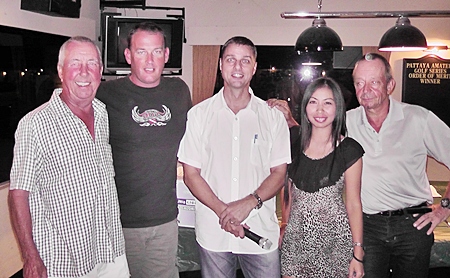 Tuesday’s flight winners, Tony Duthie, Mark Slinn, and Yui & Pierre Bietry, pose for a photo with MC Russell (standing centre). 