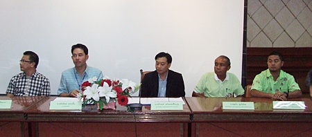 Mayor Itthiphol Kunplome (2nd left) signs a memorandum of understanding for low interest home loans, with the Ministry of Social Development and Human Security. 