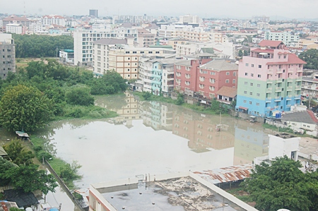 The market area on Soi Buakaow is completely under water.