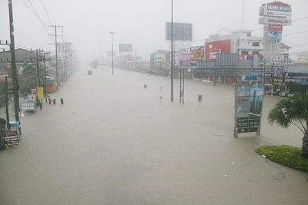 Early Sunday morning, the entire Sukhumvit area is flooded and impassable.