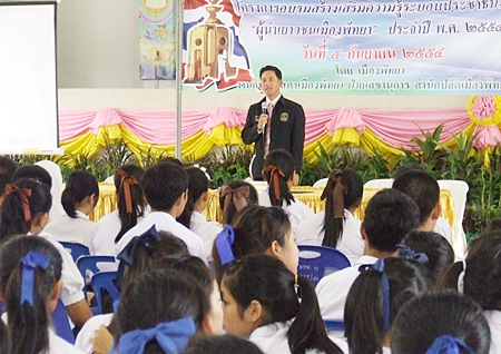 Mayor Itthiphol Kunplome presides over the project. 