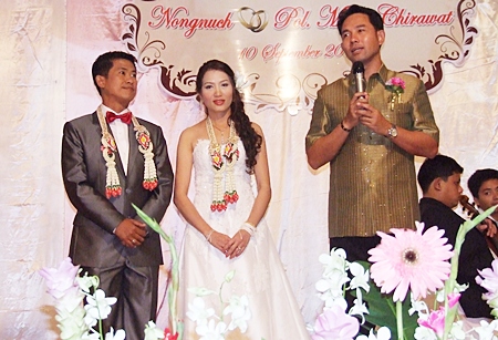 Mayor Itthiphol Kunplome (right) holds a long and beautiful speech on the couple.