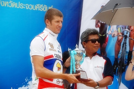 Stephane Bringer (left) receives his trophy after finishing first in his age group and third overall at the Queen’s Cup Hua Hin International Triathlon 2011. 