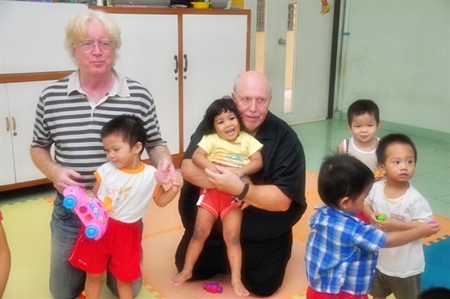 Calli and Thai national football coach Winfried Schäfer meet the orphanage kids prior to the tournament.