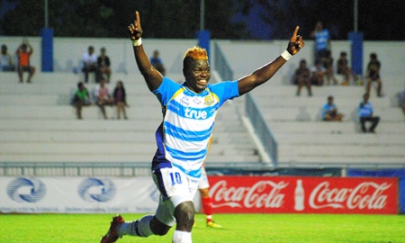 Pattaya United’s Nigerian striker O.J. Obatola celebrates scoring a brace of goals against SCG Samut Songkhram at the IPE Stadium in Chonburi, Sunday, Sept. 25. (Photo/Ariyawat Nuamsawat) 
