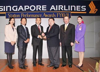 Danuj Bunnag (4th left), THAI Managing Director of Ground Service Business Unit and Pichai Chunganuwad (5th left), THAI Managing Director of Cargo and Mail Commercial Department, recently received the Top Station Performance Award and the 1st Runner up for Cargo Station Performance Award from Xavier Lim (3rd from left), Singapore Airlines Divisional Vice President of Customer Services. Singapore Airlines has been a customer of Thai Airways International Public Company Limited (THAI) ground and cargo services for over 30 years.