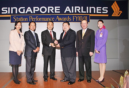 Danuj Bunnag (4th left), THAI Managing Director of Ground Service Business Unit and Pichai Chunganuwad (5th left), THAI Managing Director of Cargo and Mail Commercial Department, recently received the Top Station Performance Award and the 1st Runner up for Cargo Station Performance Award from Xavier Lim (3rd from left), Singapore Airlines Divisional Vice President of Customer Services.  Singapore Airlines has been a customer of Thai Airways International Public Company Limited (THAI) ground and cargo services for over 30 years.