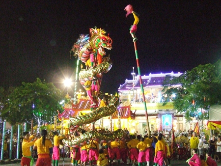 After sunset, the dragon show is an amazing attraction. (Photo by Phasakorn Channgam) 