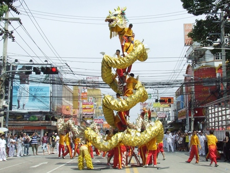 The Chinese dragon lifts high into the air, which is always a big attraction. (Photo by Phasakorn Channgam)