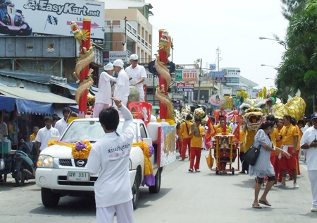 The parade winds its way through the streets of Pattaya.
