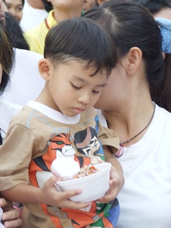 This fried rice and peaches sure tastes good.  (Photo by Phasakorn Channgam)