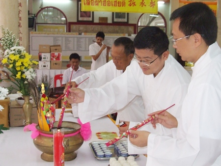 Deputy Mayor Verawat Khakhay (center) helps plant the 9 sacred ingredients.