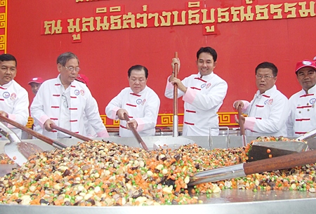 The mayor steps in to help members of the Chef Association of cook the ‘8 masters Yaadthip fried rice in giant pan’.