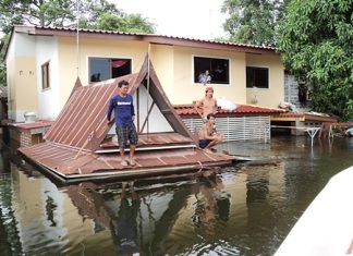 Sawang Boriboon rescue workers from Pattaya, using a new boat supplied by Securitas Thailand, rescue a family trapped on the roof of their home in Ayuthaya. As the disaster continues to worsen, more aid is needed for families like this, and groups of kind hearted people in Pattaya are answering the call.