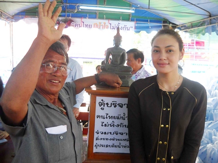 Former Najomtien Mayor Srinuan Maakme and actress Tak Bongkot help residents collect supplies for flood stricken residents in Ayutthaya. 