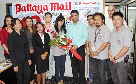 Pattaya Mail staff, led by Assistant Managing Director Suwanthep Malhotra (center right) say goodbye to Watjana Thaworn (center left). 