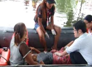 Sattahip Navy crew delivers baby on Ayutthaya flood rescue raft Doctors and emergency medical technicians help Rattana Thassanawadee deliver a baby boy aboard a rubber raft amidst all the flooding.