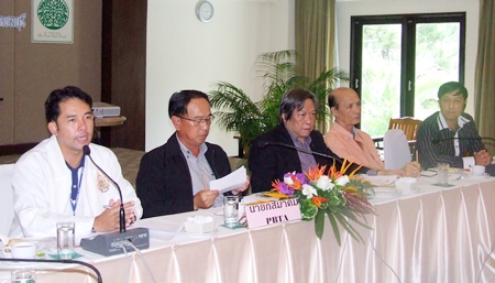 (From left) Mayor Itthiphol Kunplome, PBTA President Wiwat Pattanasin and past president Jamroon Vitsavachaipan preside over the latest PBTA meeting. 