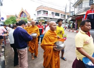 Sattahip residents celebrate the end of Buddhist Lent with a traditional Tak Bat Devo ceremony.