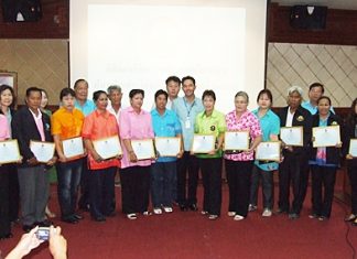 Mayor Itthiphol Kunplome (center) poses with members of the community that received plaques for their efforts to adhere to HM the King’s “sufficiency economy” philosophy.