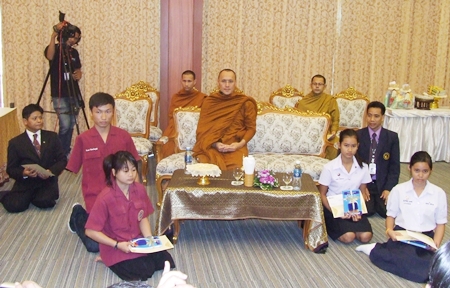 Winners of the “Even if life is lost, our minds shouldn’t be” essay contest, Theeramet Jiwatthanphaiboon of the Redemptorist Vocational School, Pornthip Rosphotklang of Banglamung Vocational College, Thitiporn Chumpagnarm of the Redemptorist Vocational School and Thapnita Onta of Pattaya Sathit School receive scholarships and commendations from Phra Cholyamunee. 