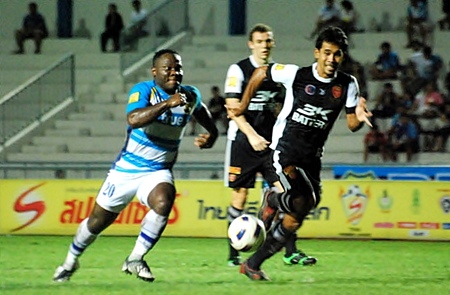 Pattaya United’s Ludovick Takam (left) challenges for the ball against a BEC Tero defender at the IPE Stadium in Chonburi on Sunday, Oct. 16. (Photo/Ariyawat Nuamsawat)